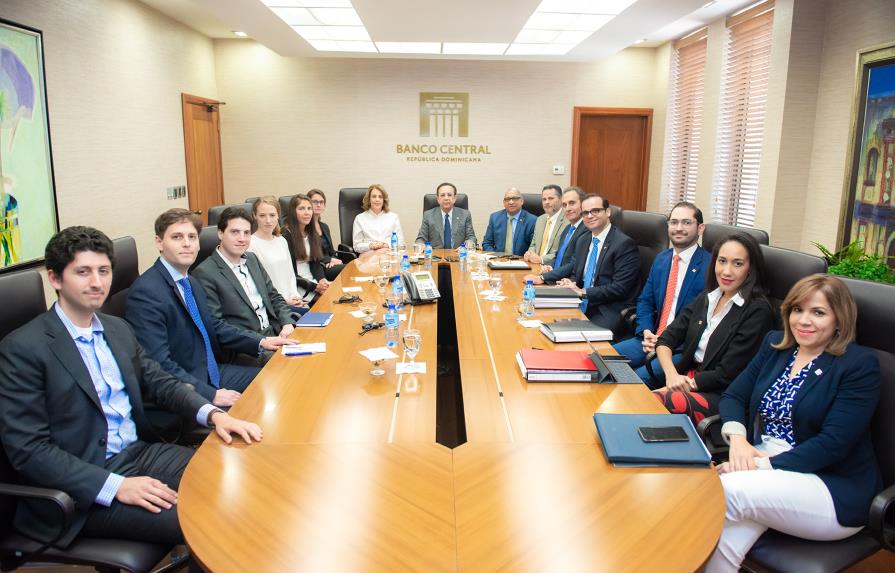 Gobernador del Banco Central se reúne con inversionistas internacionales