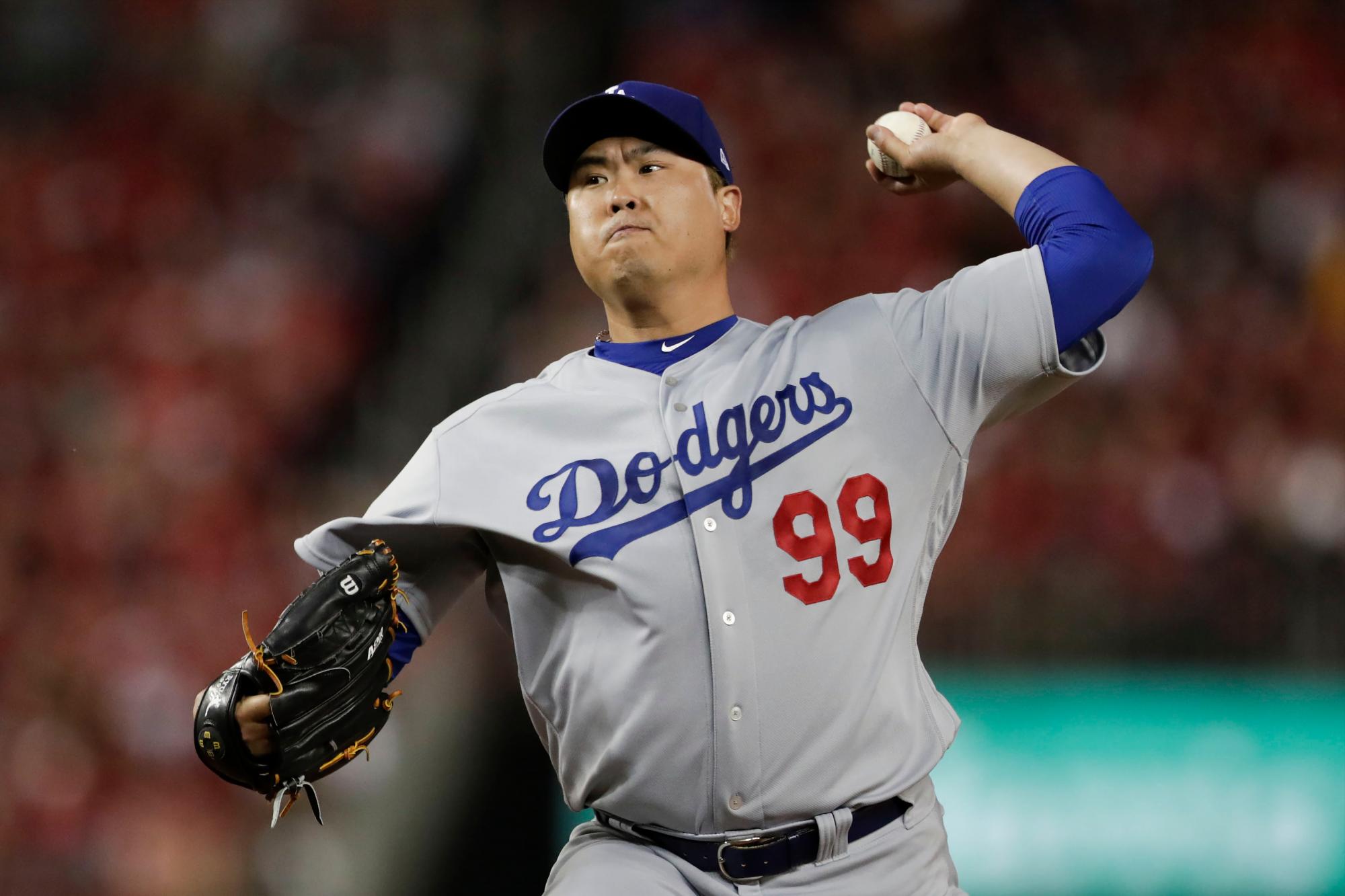El lanzador abridor de los Dodgers de Los Ángeles, Hyun-Jin Ryu, lanza a un bateador de los Nacionales de Washington durante la primera entrada en el Juego 3 de la Serie de División de la Liga Nacional el domingo 6 de octubre de 2019 en Washington. 