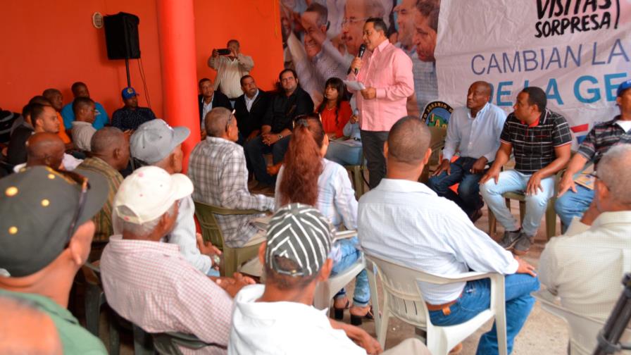 Gobierno entrega más de 30 millones de pesos a productores de banano orgánico de Azua