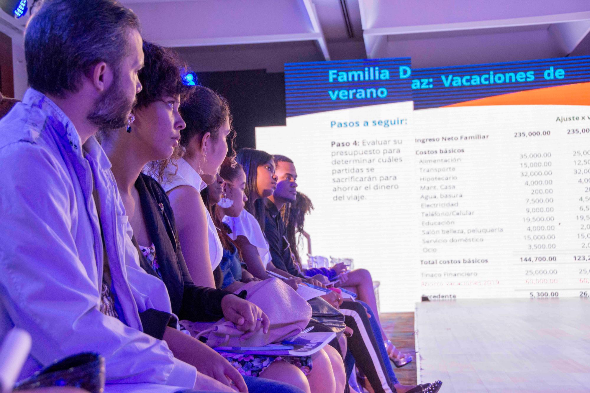 Parte de los participantes en las charlas ofrecidas por el Banreservas.