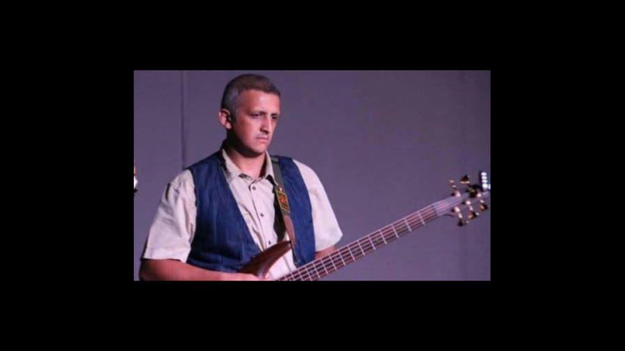 Muere cantante turco tras un mes de huelga de hambre por detención