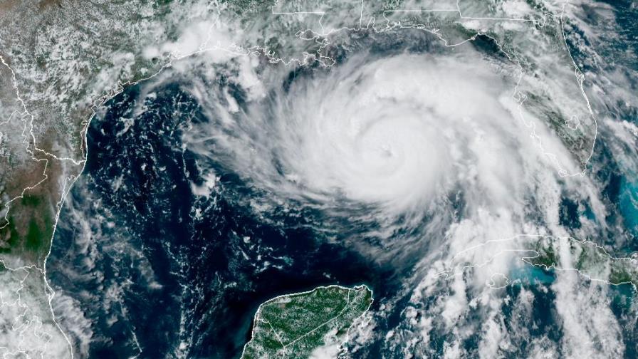 Ida se convierte en huracán de categoría 2 en su fortalecimiento hacia EE.UU.