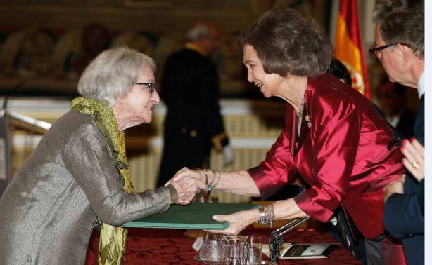 La poeta Ida Vitale recibiendo el Premio Reina Sofía. Fuente externa