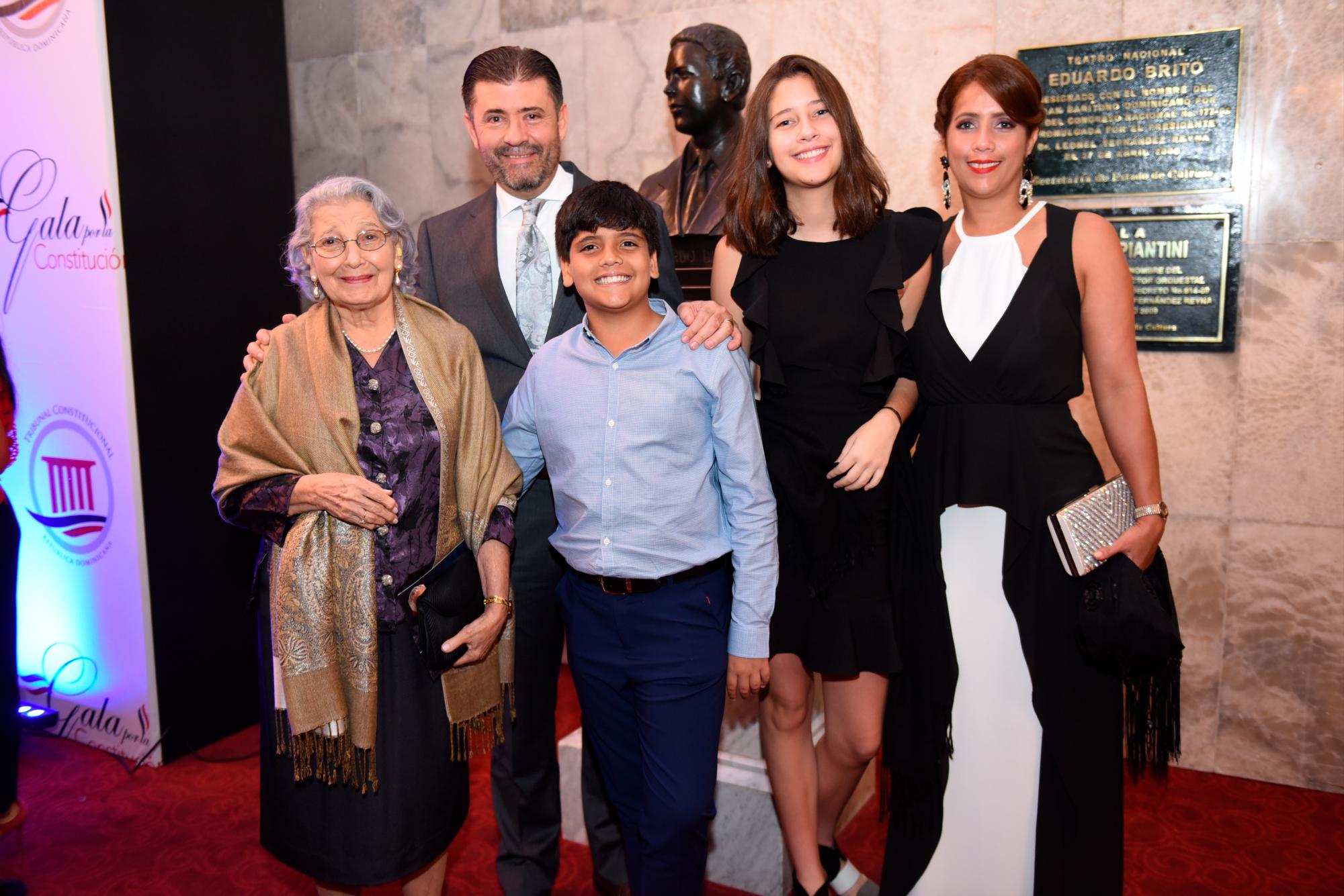 Idalia Khoury, Justo Pedro Castellanos Khoury, Diego Castellanos, María Victoria Castellanos y Claudia Padilla de Khoury.