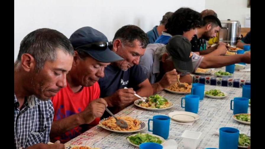 Crecen las filas por un plato de comida en Río de Janeiro