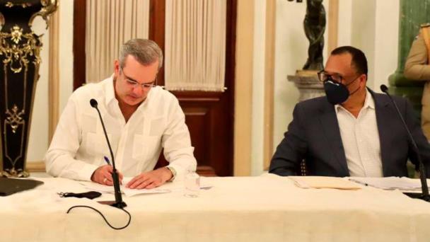 Abinader se inscribe en la cooperativa del Palacio y reitera su respaldo a ese sector