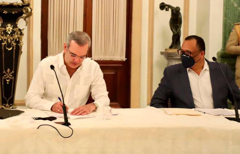Abinader se inscribe en la cooperativa del Palacio y reitera su respaldo a ese sector
