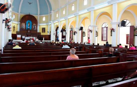 Nuevo protocolo obliga a las iglesias a desinfectar sillas y objetos litúrgicos