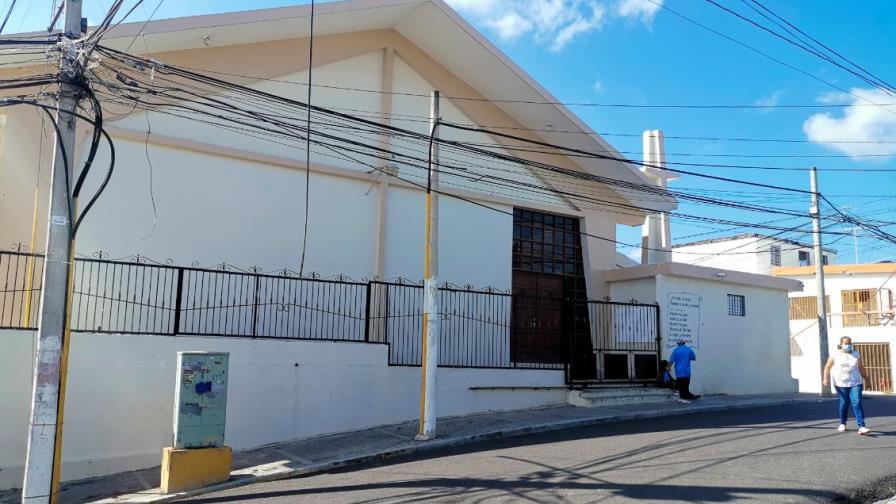 Iglesia católica celebra misas clandestinas en Santiago, según denuncian vecinos