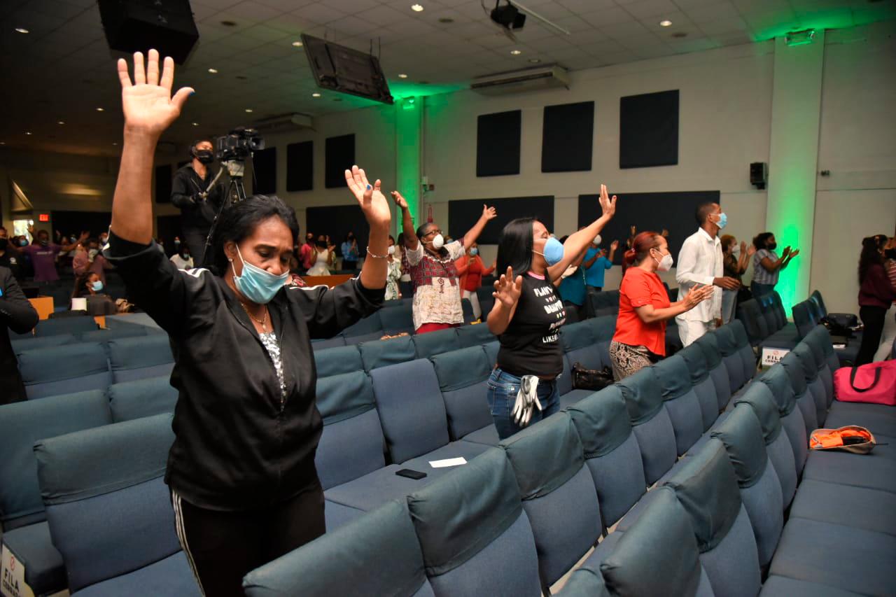 Feligreses de la  Iglesia Monte de Dios 