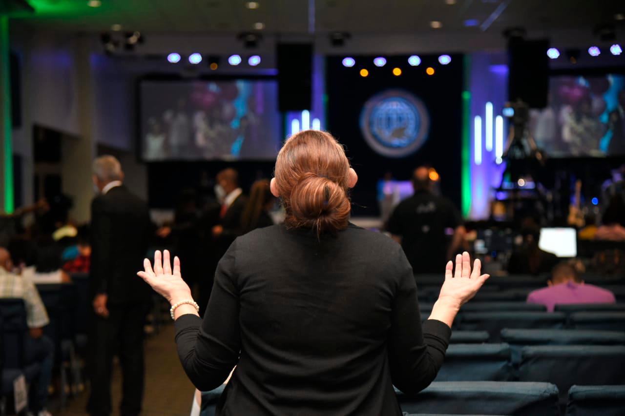 La iglesia ofrece tres horarios para los servicios religiosos