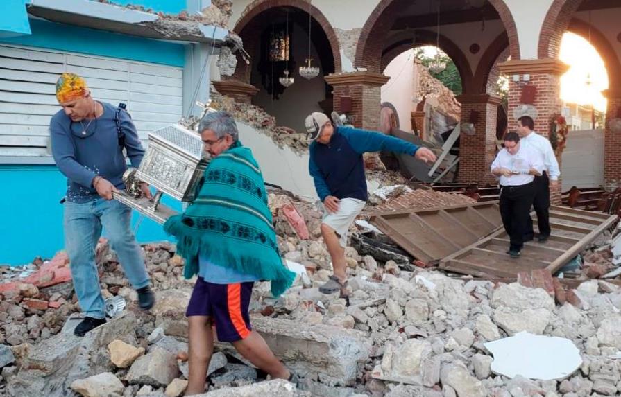 Daños graves en viviendas y edificios con muros y techos caídos en Puerto Rico