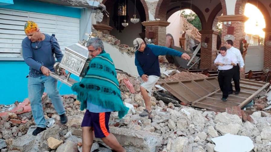 Daños graves en viviendas y edificios con muros y techos caídos en Puerto Rico