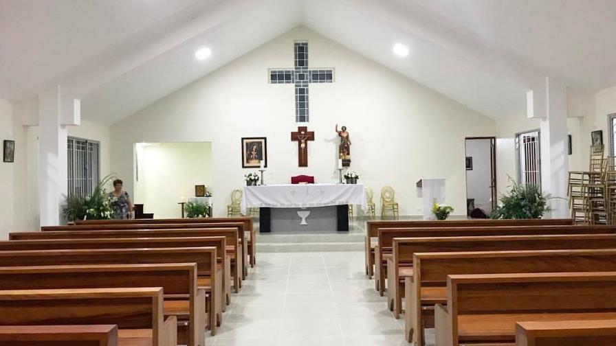 Feligreses y asociaciones comunitarias de Villa Fundación realizan vigilia para que sustituyan sacerdote
