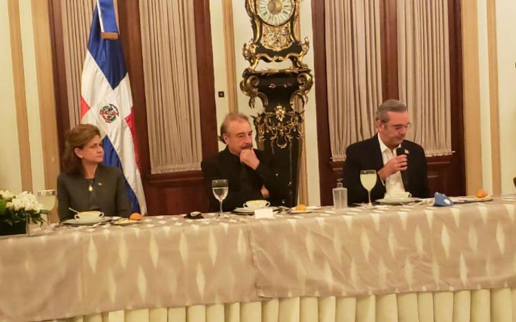 Presidente Abinader ofrece cena al intelectual español Ignacio Ramonet