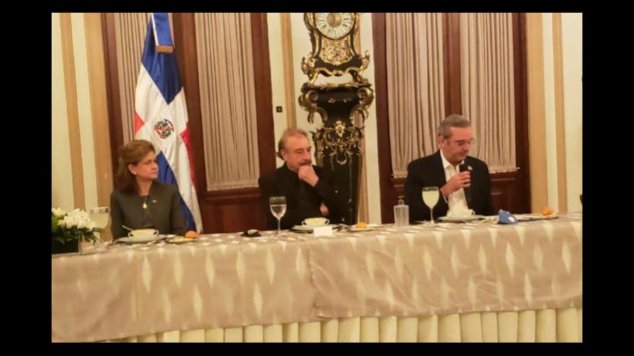 Presidente Abinader ofrece cena al intelectual español Ignacio Ramonet