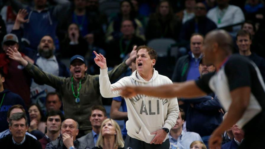 La NBA multa con 500.000 dólares al dueño de los Mavericks por sus protestas La NBA multa con 500.000 dólares al dueño de los Mavericks por sus protestas
