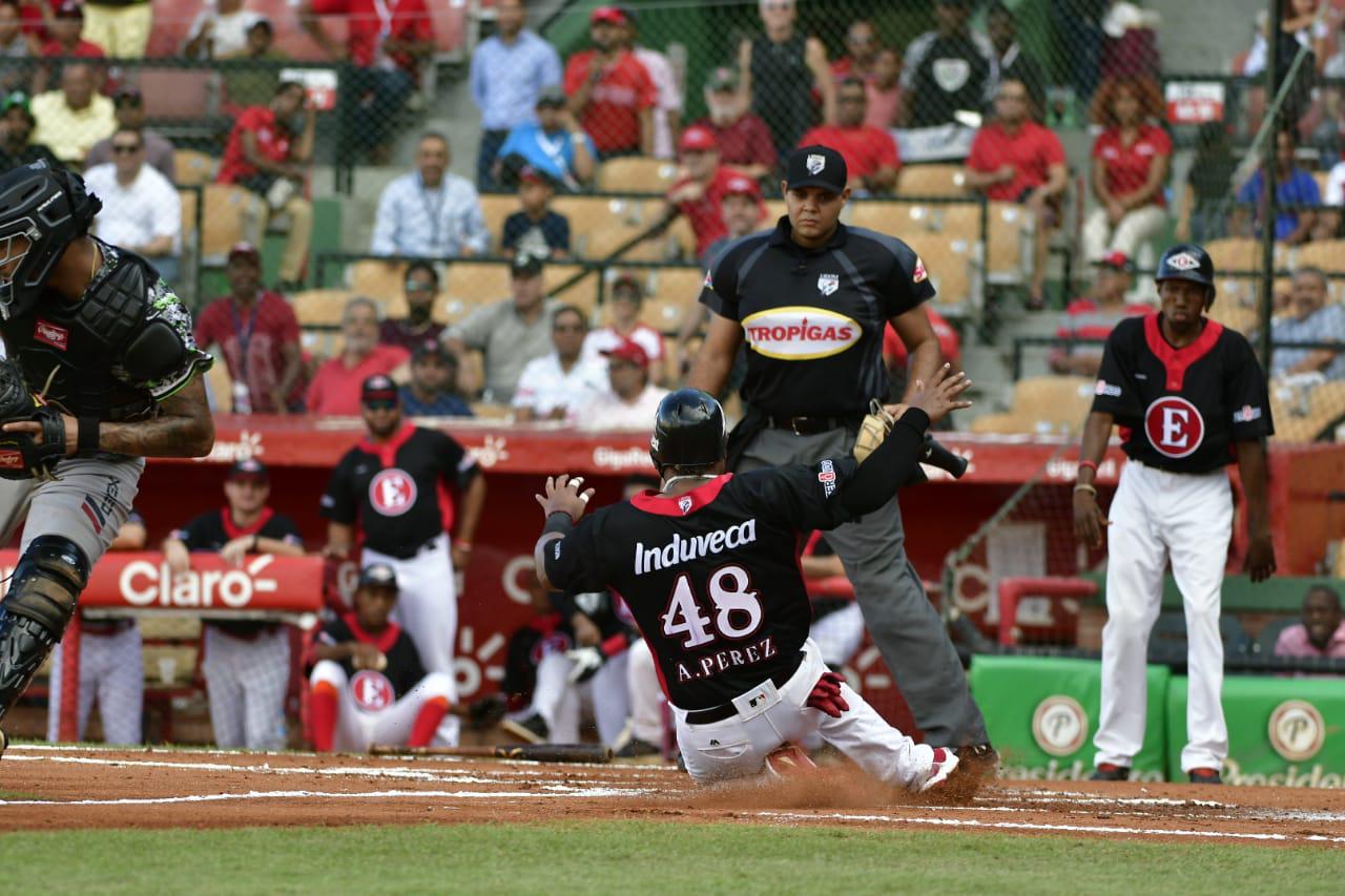 El receptor Audry Pérez (48) llega al home-plate con la segunda carrera para los Leones del Escogido, en el partido frente a las Estrellas Orientales, el 16/11/19.
