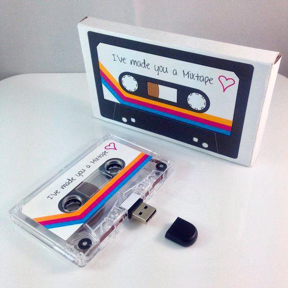 Puedes encontrar este original USB retro, que simula un cassette, en Etsy y personalizarlo.