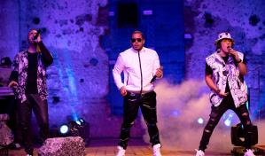 Ilegales enciende con una noche de éxitos en las Ruinas San Nicolás de Bari