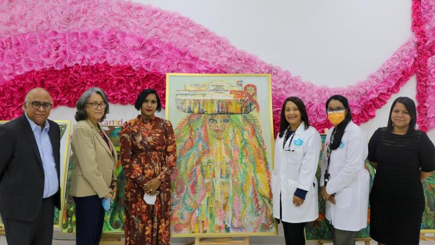 Exposición Mujeres con motivo del mes de la Concientización del Cáncer