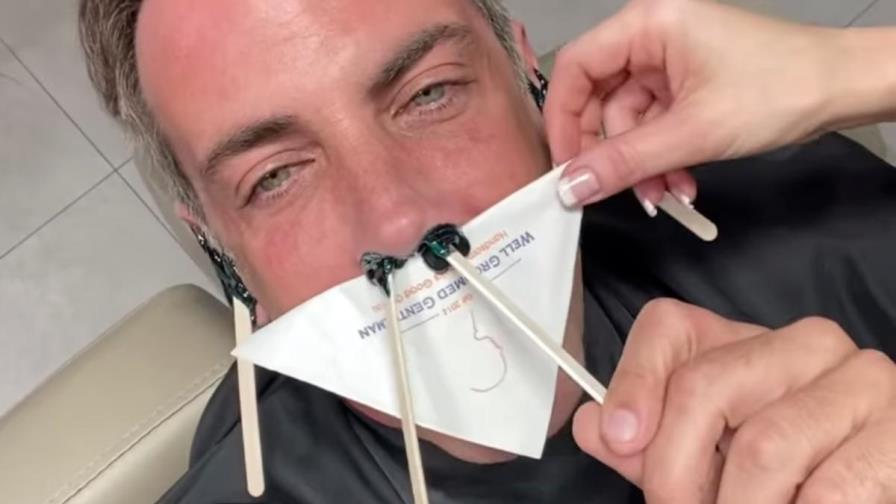 Video | La dolorosa depilación de Carlos Ponce de la que muchos hablan