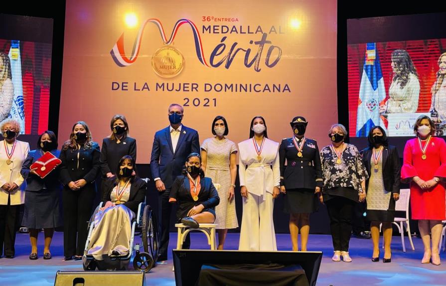 Hacen entrega de la Medalla al Mérito a la Mujer Dominicana