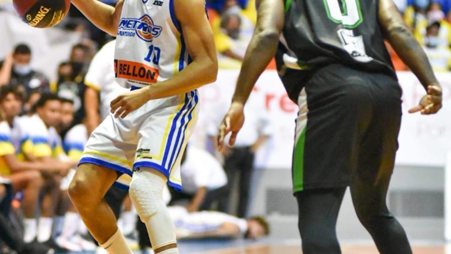 Eloy Vargas anota 30 puntos y De León festeja sus 500 asistencias
