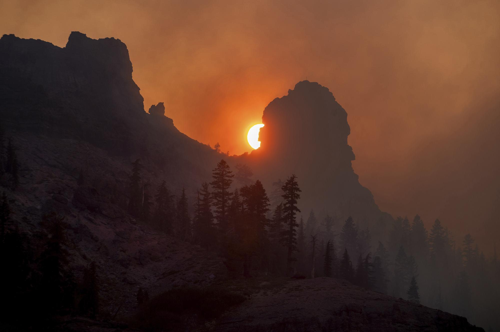 El humo del incendio de Caldor flota sobre una cresta cerca de la estación de esquí Kirkwood en el Bosque Nacional Eldorado, California, el martes 31 de agosto de 2021 (AP Photo / Noah Berger).