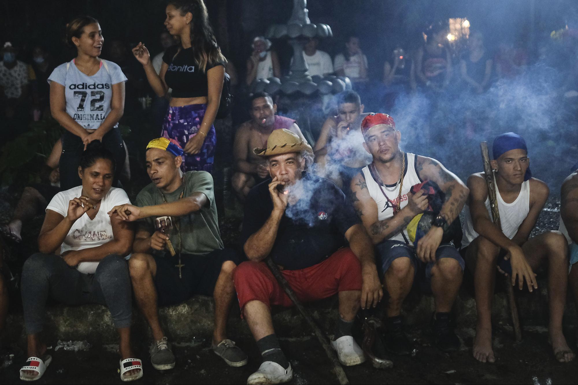Un seguidor del culto de María Lionza fuma tabaco frente a un altar en la montaña Sorte en el estado venezolano de Yaracuy. (Foto AP / Matias Delacroix)
