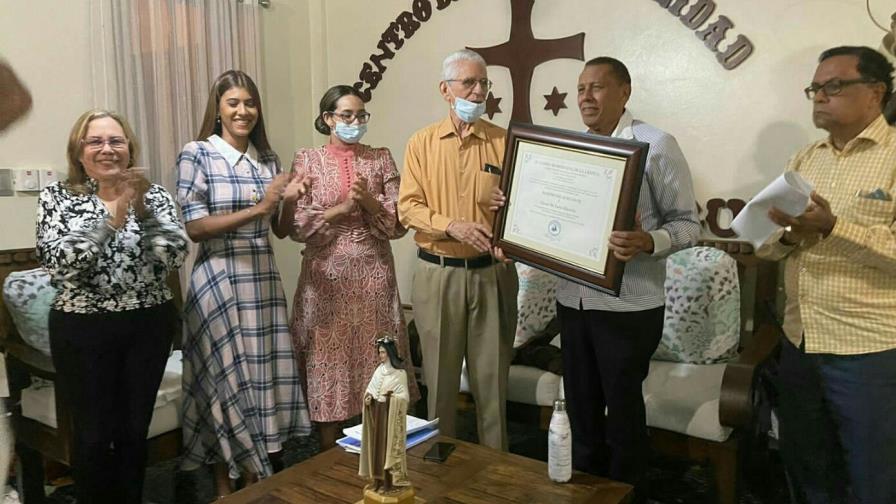 Movimiento Interiorista realiza encuentro literario y reconoce al poeta Oscar de León Silverio