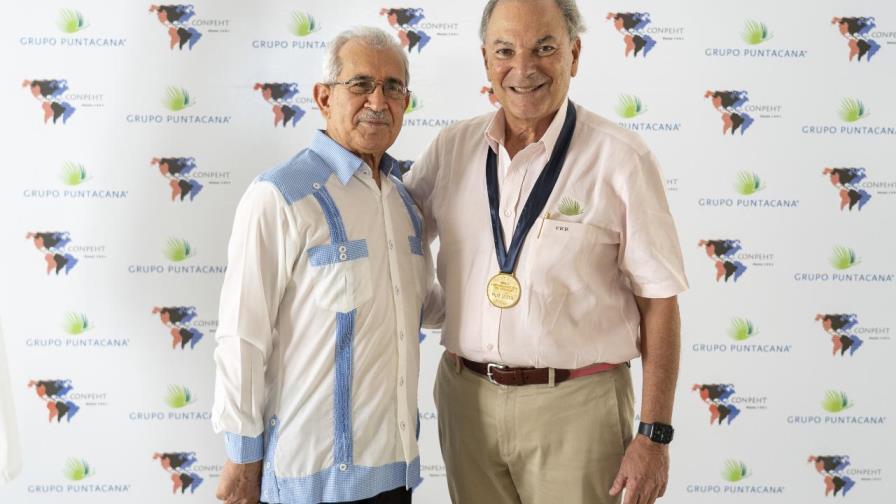 Frank Rainieri recibe la Medalla de Oro al Mérito Panamericano de Turismo Frank Rainieri recibe la Medalla de Oro al Mérito Panamericano de Turismo