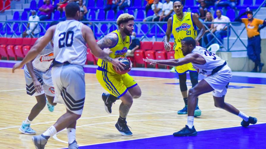 Valdez coquetea con triple doble en victoria de los Huracanes ante los Metros