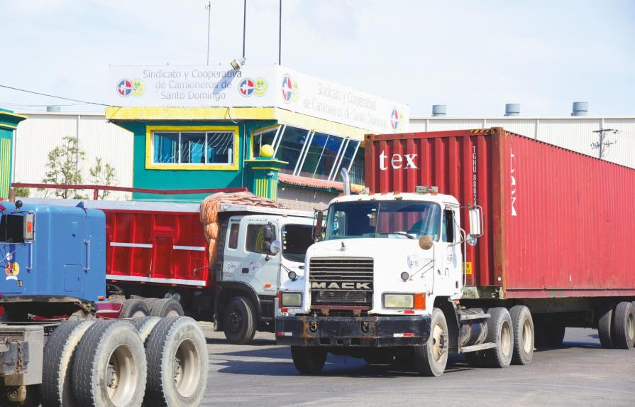 Fenatrado paraliza sus camiones por alzas precios de combustibles
