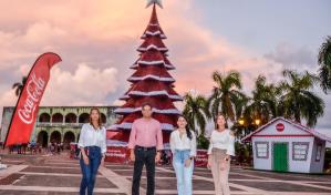 Coca-Cola enciende su tradicional árbol de Navidad en la Zona Colonial