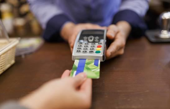 Financiamiento con tarjetas de crédito se contrae más de 10 % en lo que va de año
