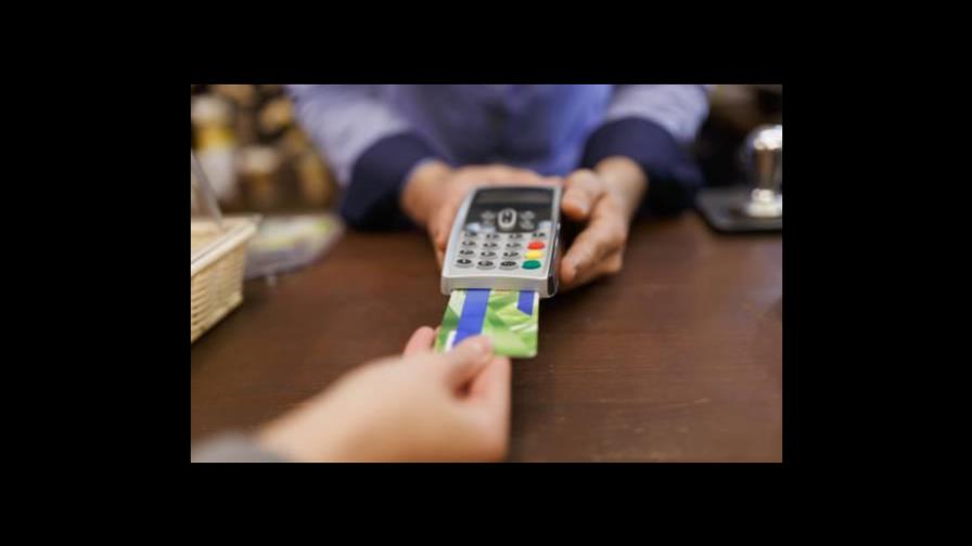 Financiamiento con tarjetas de crédito se contrae más de 10 % en lo que va de año