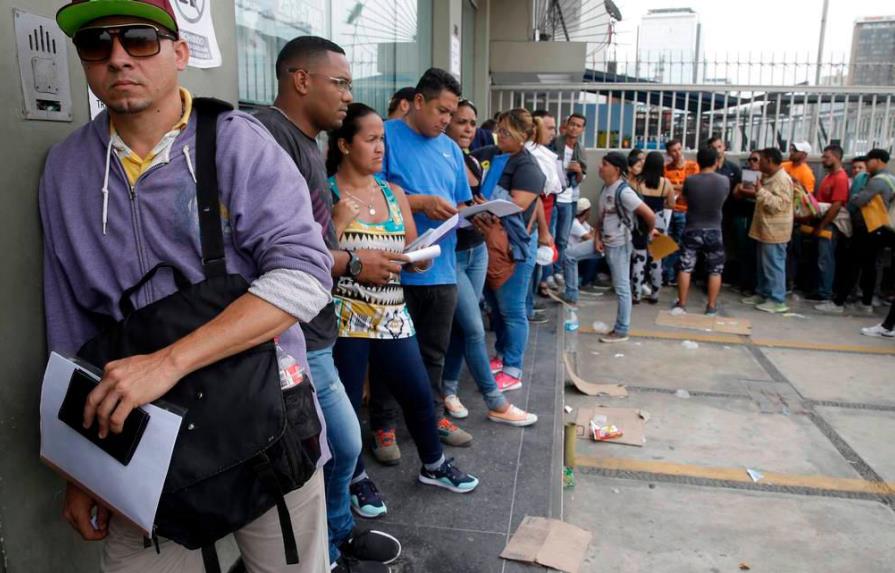 Venezolanos en RD ven como positiva medida del Gobierno para regularizarlos