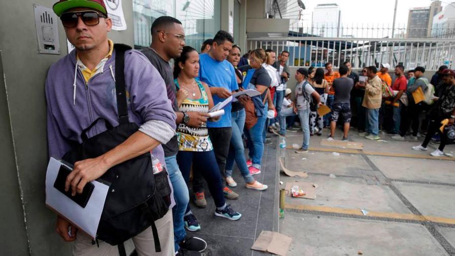 Venezolanos en RD ven como positiva medida del Gobierno para regularizarlos