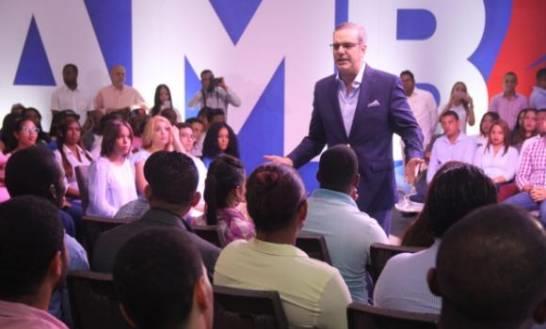 Los precandidatos se lanzan a las calles en busca de votos