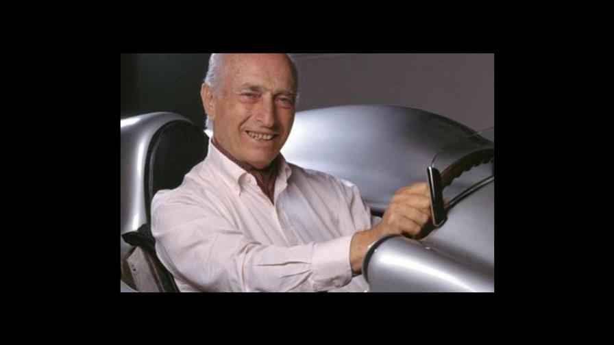 Trasladan restos de ex campeón mundial Fangio a mausoleo