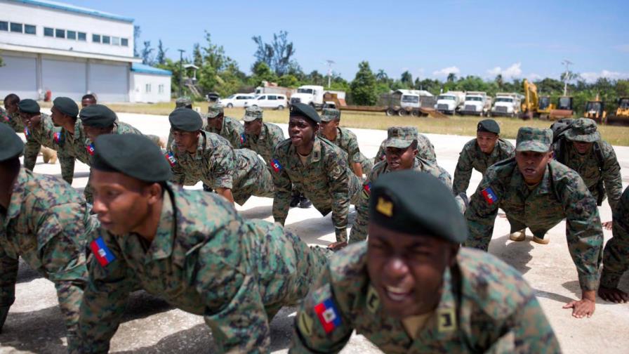 Ministerio de Defensa de Haití recluta cadetes y les exige que hablen español