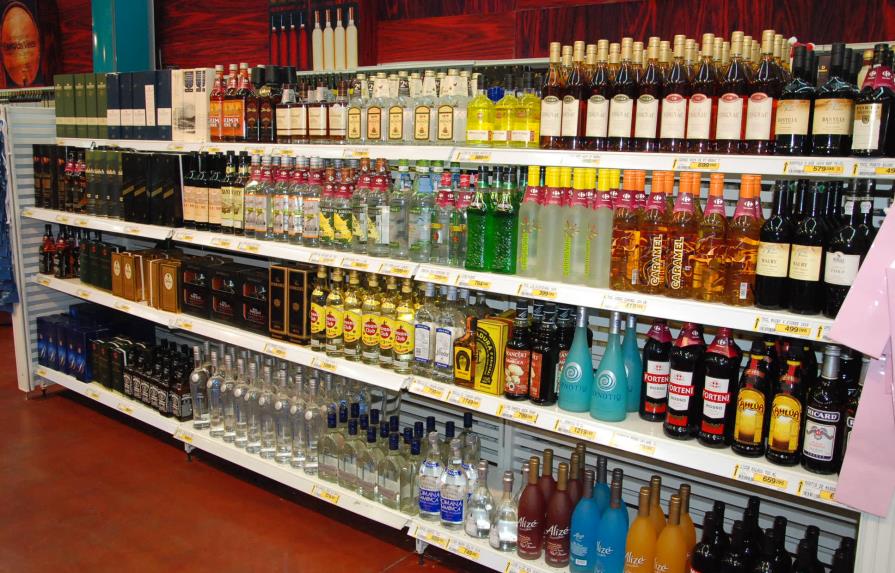 Autoridades se incautan de 6,000 botellas de bebidas alcohólicas de contrabando 