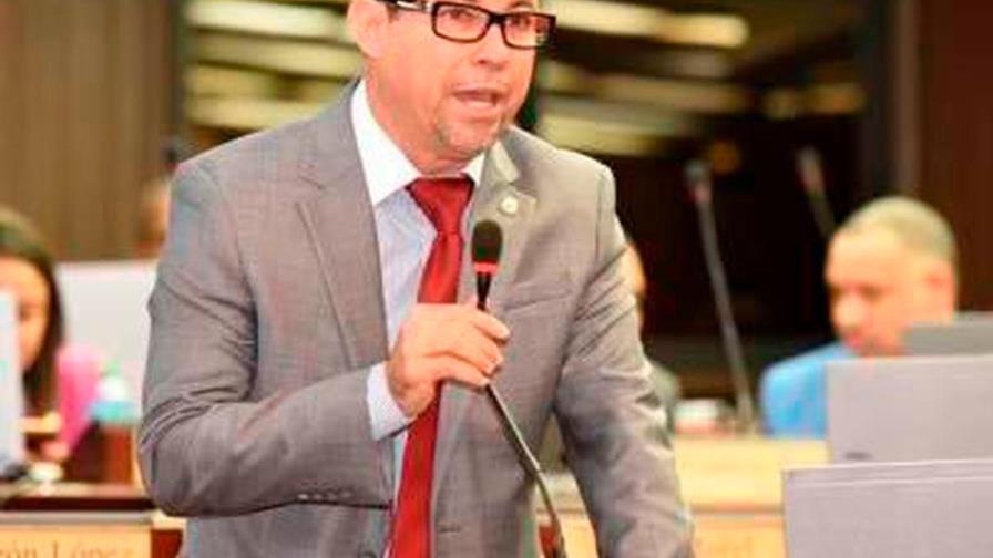 Diputado pide a colegios y universidades no disfrazar el cobro de reinscripción