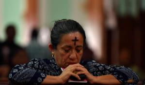 Los sacerdotes volverán a vestir de morado a partir de este miércoles