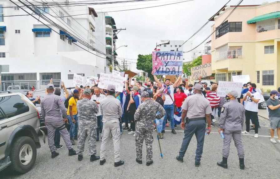 La diáspora apoya las protestas en Cuba; el gobierno acusa a EE.UU. de respaldarlas