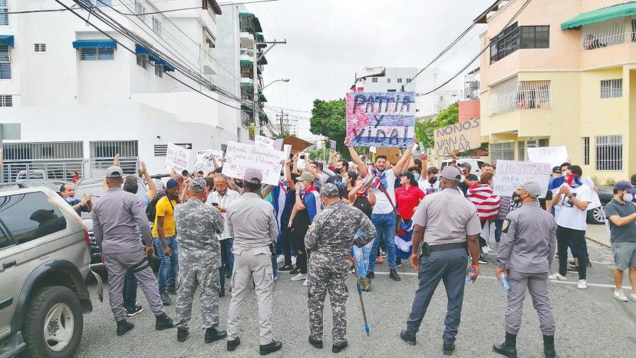 La diáspora apoya las protestas en Cuba; el gobierno acusa a EE.UU. de respaldarlas