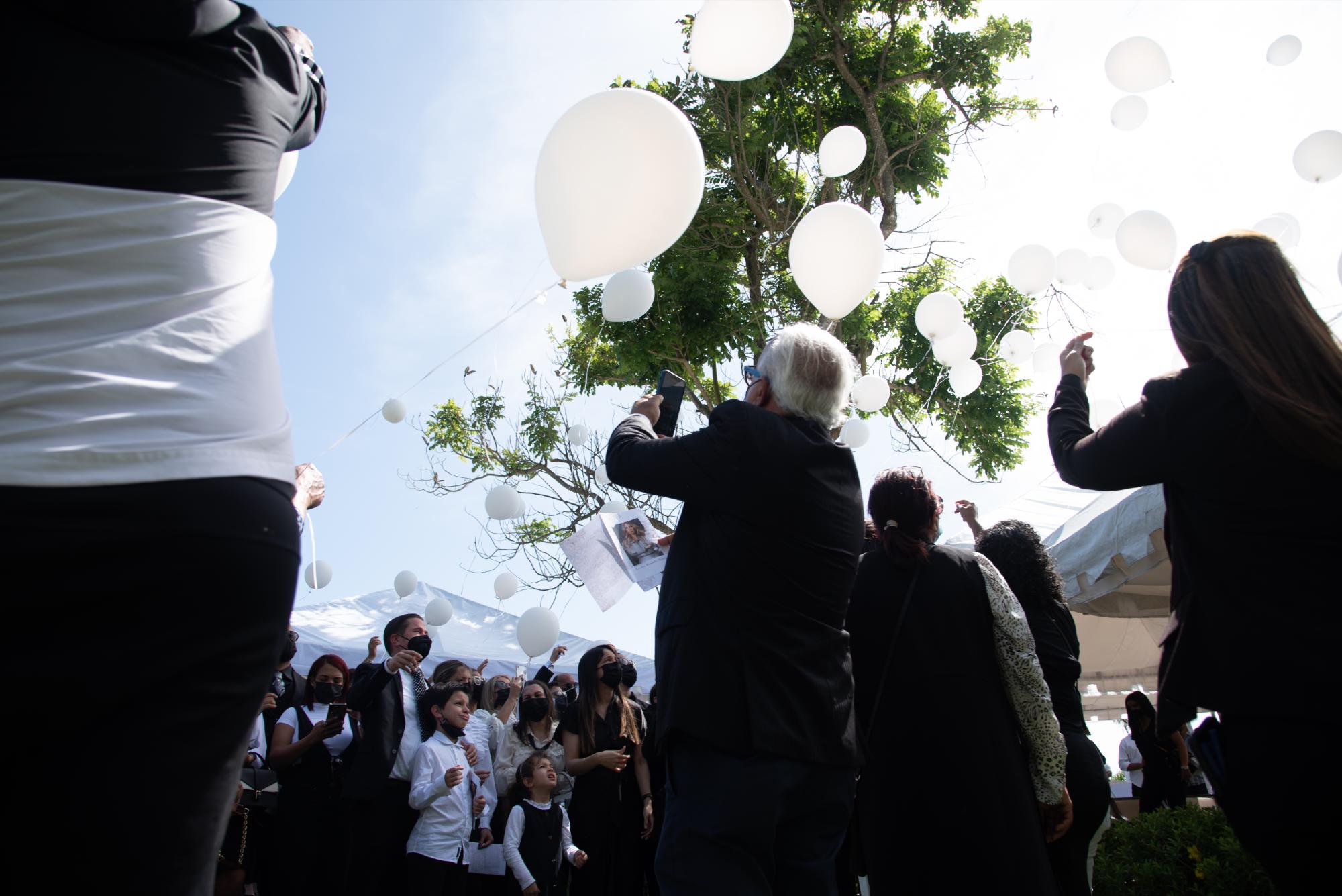 Un homenaje con globos blancos tuvo lugar durante el acto de sepelio de Leslie Rosado (Foto: Diario Libre)