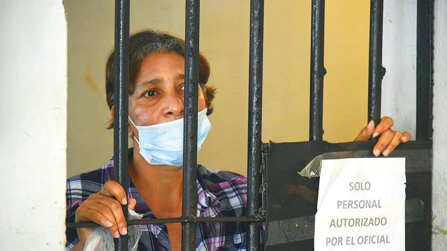 Desesperación la llevó a desnudarse frente Palacio Desesperación la llevó a desnudarse frente Palacio