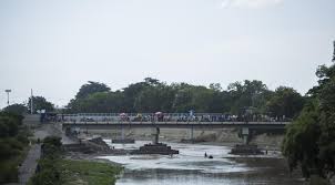 En las largas filas para el proceso de cruce se mezclan los que sí tienen permiso para cruzar legalmente con los que no.